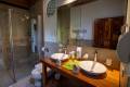 Suite- baño--Napo-Wildlife-Center.jpg
